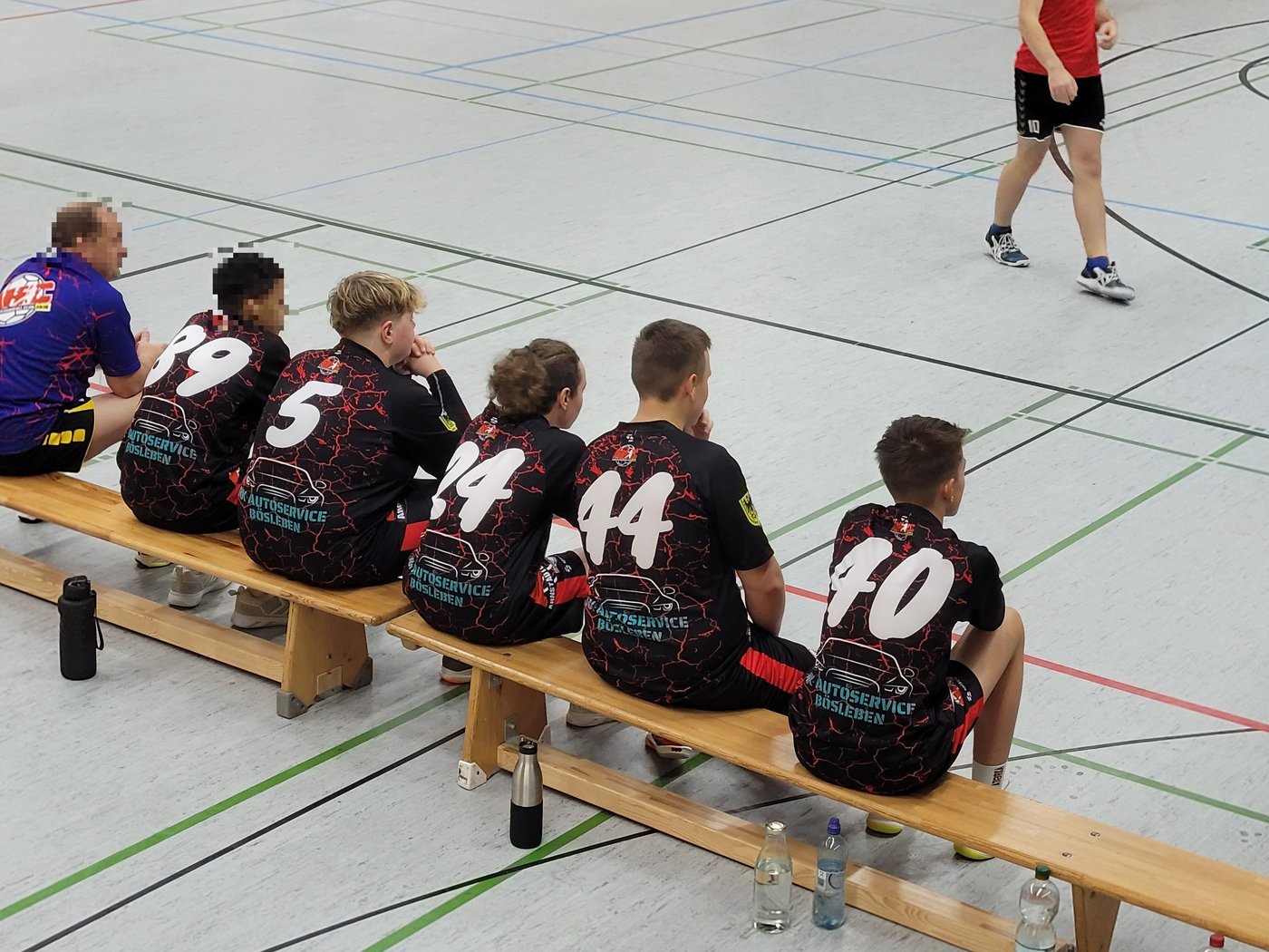 Nachwuchsspieler des Arnstädter Handball Club auf der Bank (Gesichter aus Datenschutzgründen unkenntlich gemacht)