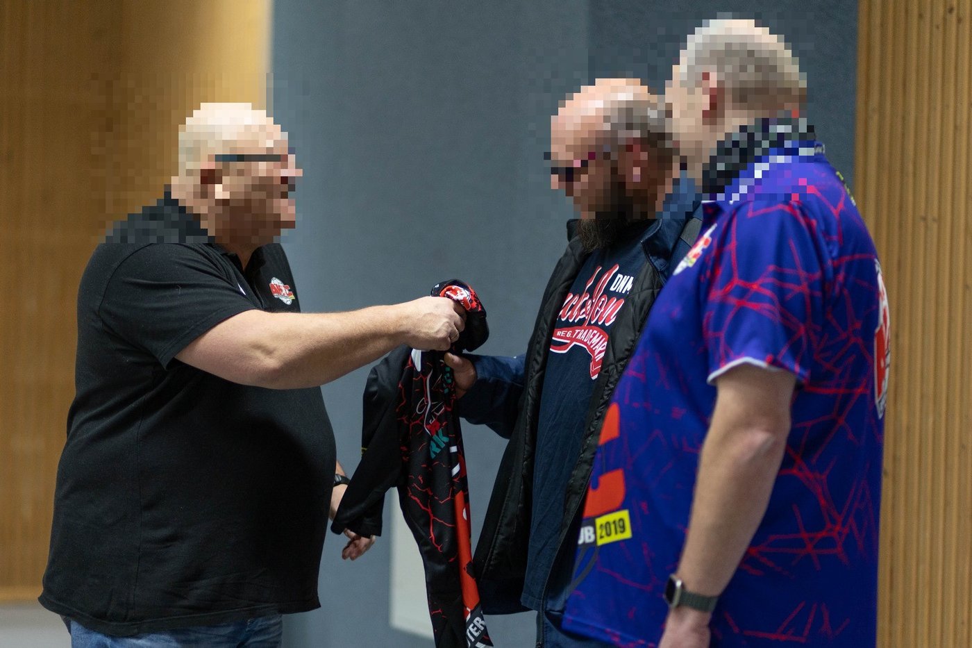 Übergabe der gesponserten Trikots an den Arnstädter Handball Club (Gesichter aus Datenschutzgründen unkenntlich gemacht)
